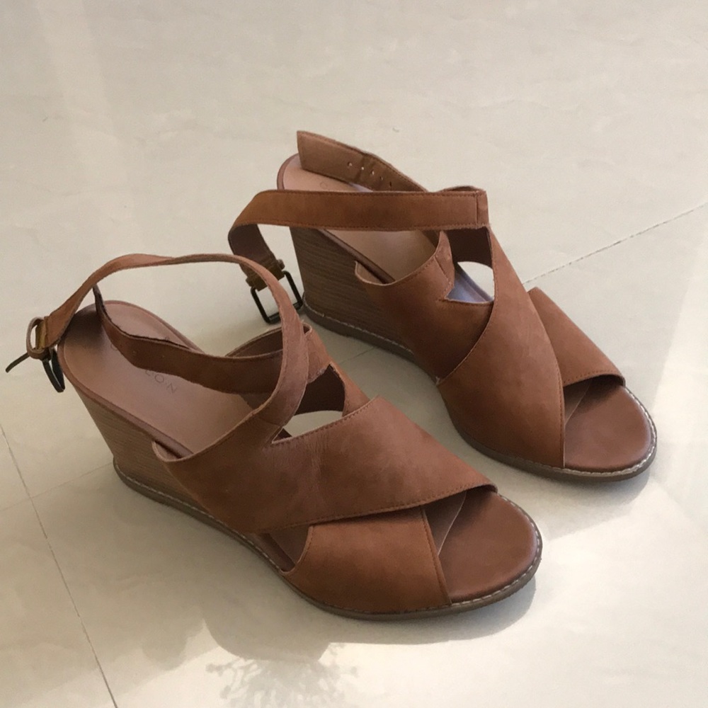 Caslon dark tan leather strapped sandals size 10